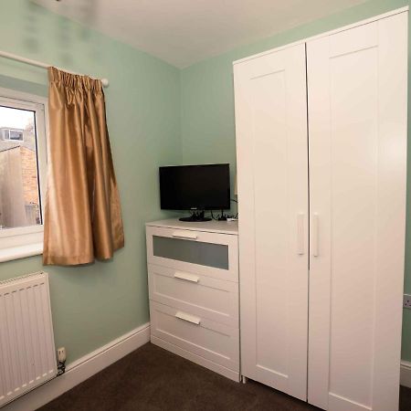 Pass The Keys Newly Renovated 2 Bedroom Apartment And Free Parking Scarborough Bagian luar foto