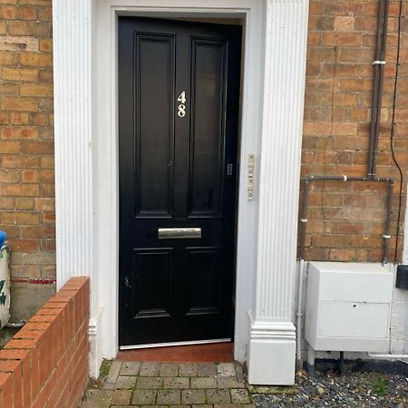 Pass The Keys Newly Renovated 2 Bedroom Apartment And Free Parking Scarborough Bagian luar foto