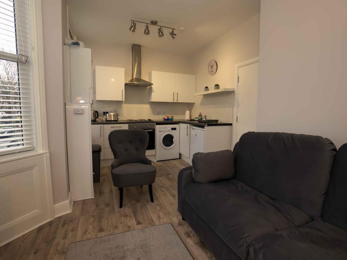 Pass The Keys Newly Renovated 2 Bedroom Apartment And Free Parking Scarborough Bagian luar foto