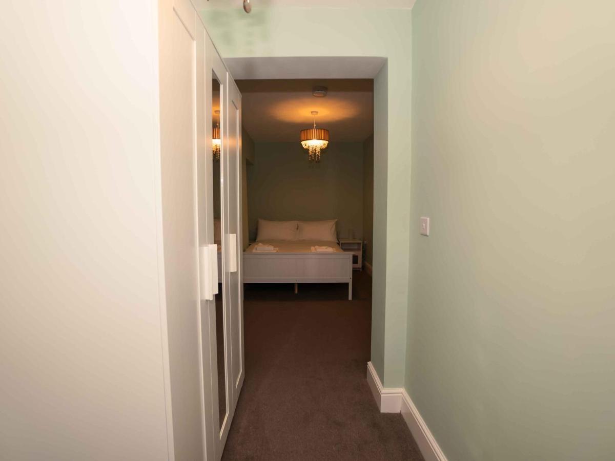 Pass The Keys Newly Renovated 2 Bedroom Apartment And Free Parking Scarborough Bagian luar foto